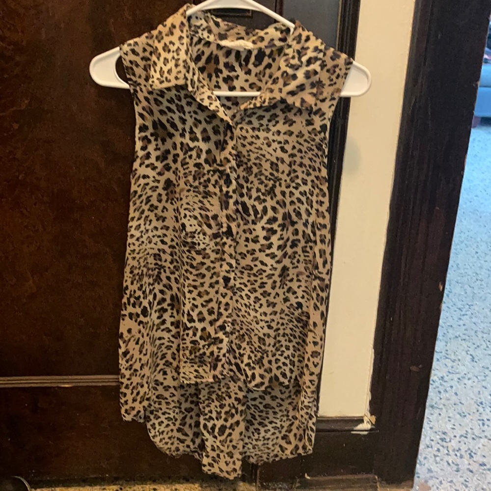 Cheetah print, collared, sleeveless top